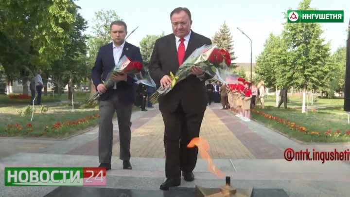 Торжественная церемония возложения цветов к Вечному огню в парке Памяти и Славы г. Сунжи